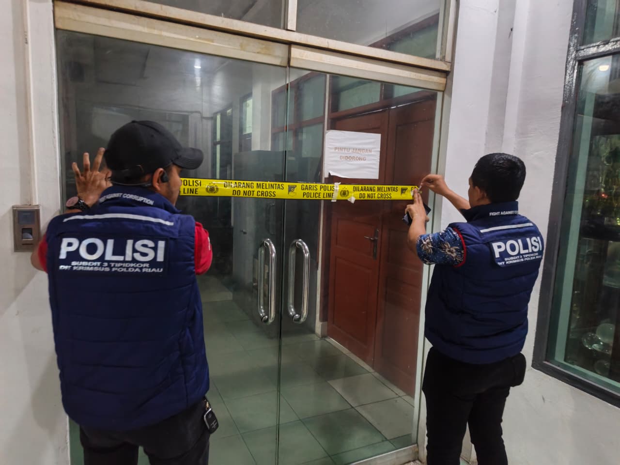 Usai Digeledah, Ruang Bagian Pembangunan Jalan dan Jembatan PUPR Rohil Disegel 