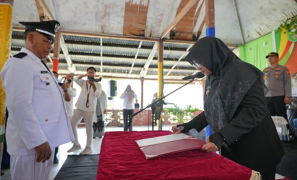 Lantik Penghulu PAW, Bupati Siak Soroti Balai Kampung Rusak