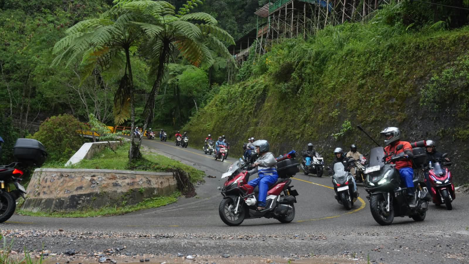64 Bikers Honda Jelajah Lobang Kolam Kampar, Padukan Adventure dan Sejarah
