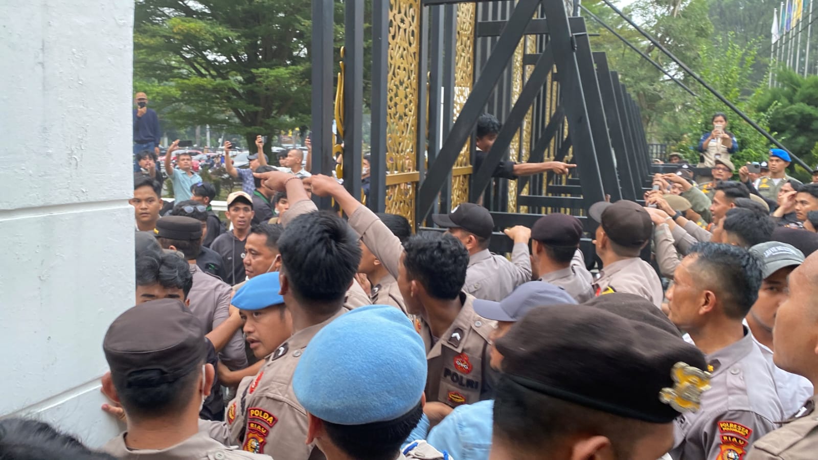 Situasi Memanas, Aksi Saling Lempar Air Warnai Demo HMI di DPRD Riau