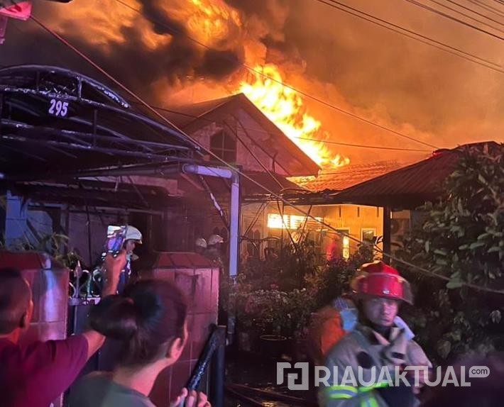Kebakaran di Adi Sucipto Pekanbaru, 8 Kios dan 1 Rumah Hangus