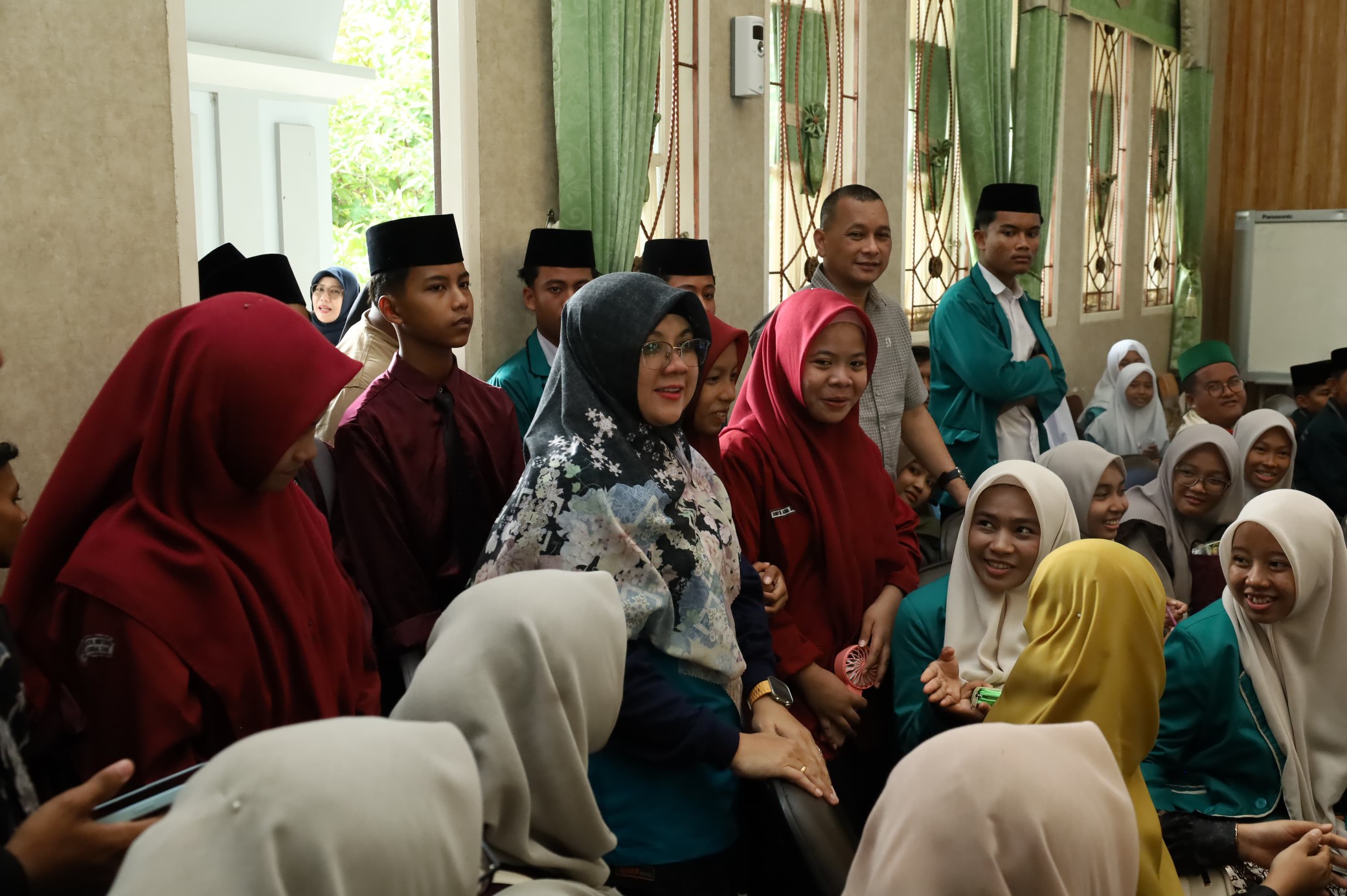 Santri dari Berbagai Ponpes Penuhi Rumah Dinas Bupati Siak