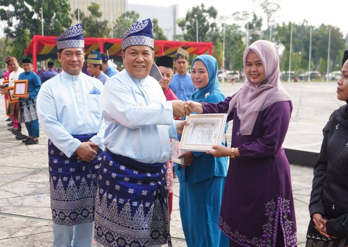 Plt Gubri Serahkan Hadiah bagi Pemenang Lomba dan Masyarakat Patuh Pajak