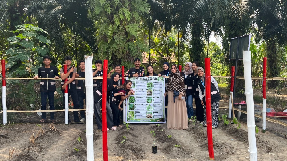 Mahasiswa KKN UMRI Tanam 10 Jenis TOGA di Tuah Negeri Pekanbaru