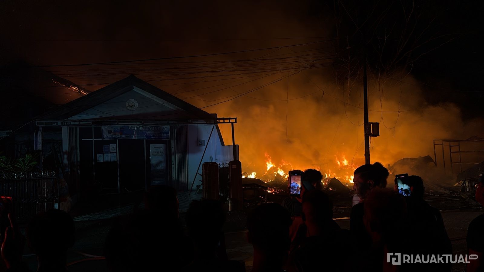 Breaking News : Kebakaran Kios di Jalan Adisucipto Pekanbaru Saat Malam Lebaran