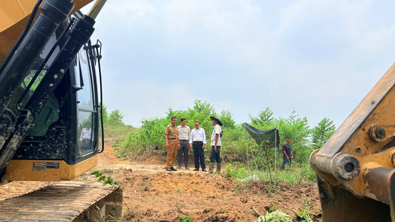 Cegah Karhutla, Bupati Kampar Fasilitasi Alat Berat untuk Warga Buka Lahan Tanpa Bakar