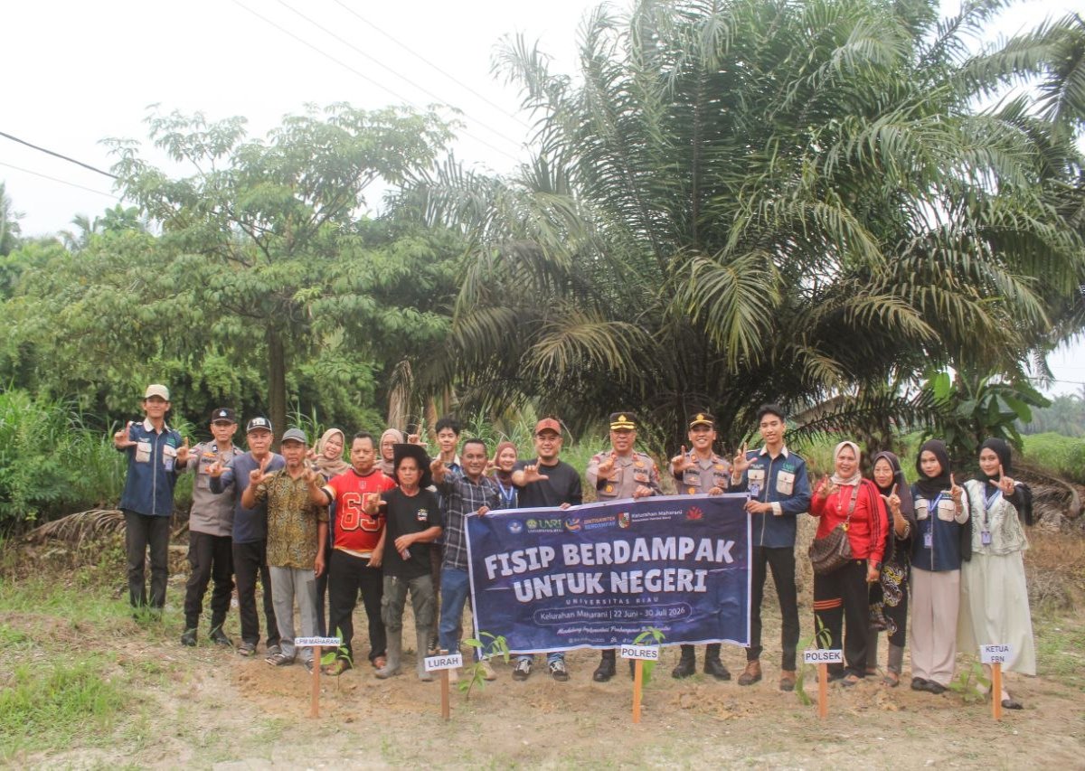 Mahasiswa Fisipol Unri Bersama Polresta Pekanbaru Lakukan Penghijauan di Kelurahan Maharani