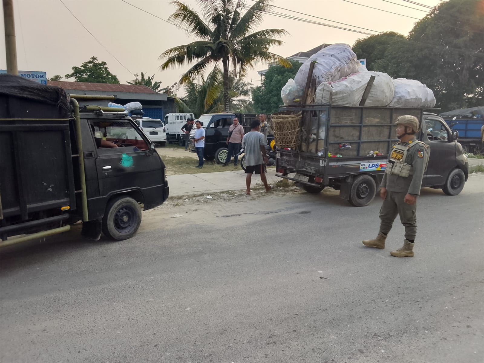 Tak Berizin, 3 Angkutan Sampah Berstiker LPS Diamankan Tim Gabungan di Pekanbaru