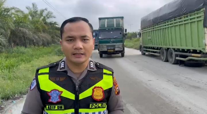 Proyek Jalan Picu Kemacetan Panjang di Pelalawan, Polisi Urai Antrian